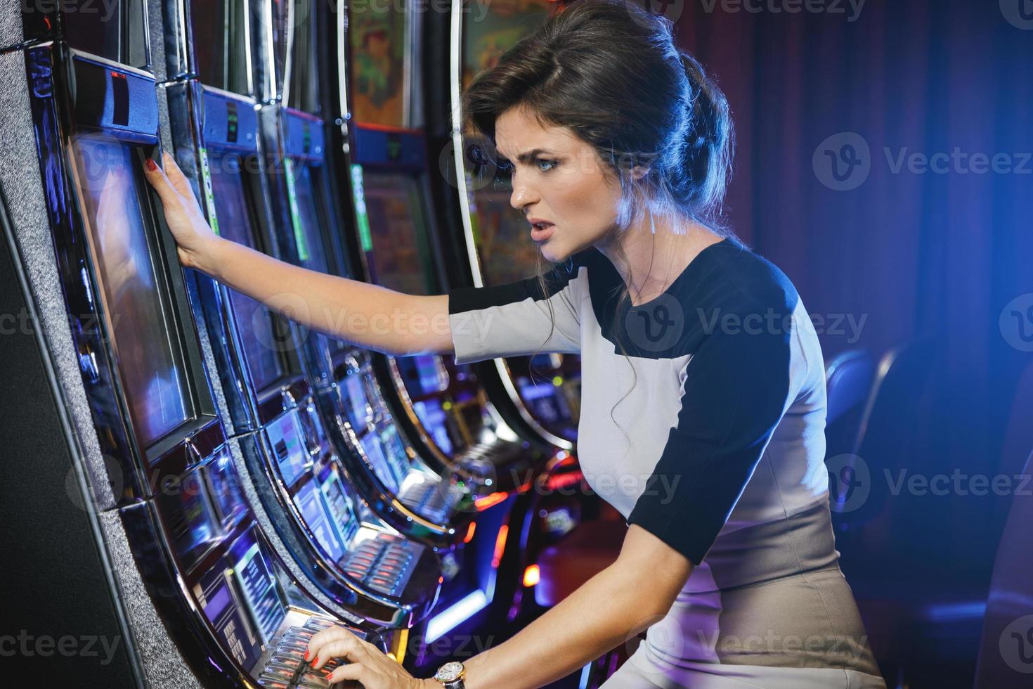 la femme perd pendant le jeu de machines à sous photo