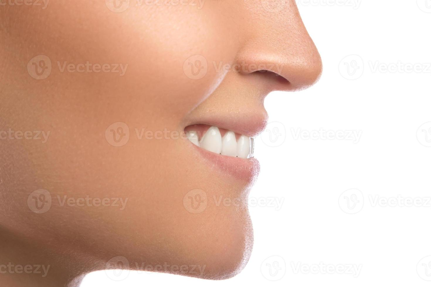 visage féminin avec sourire sur fond blanc photo