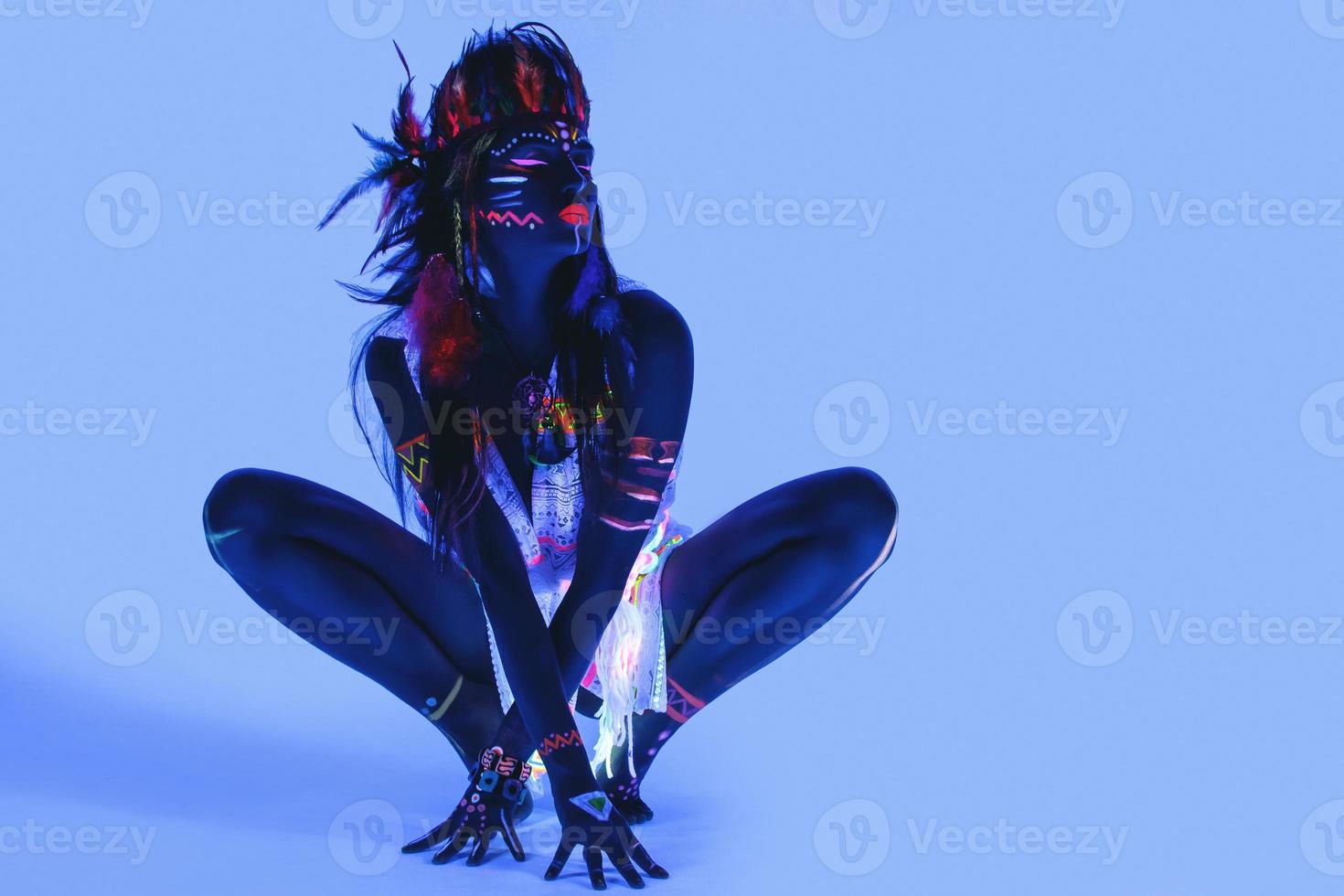 Femme Fantastique Noire Amérindienne Avec Un Maquillage Néon Fait De Peinture  Fluorescente à La Lumière Ultraviolette