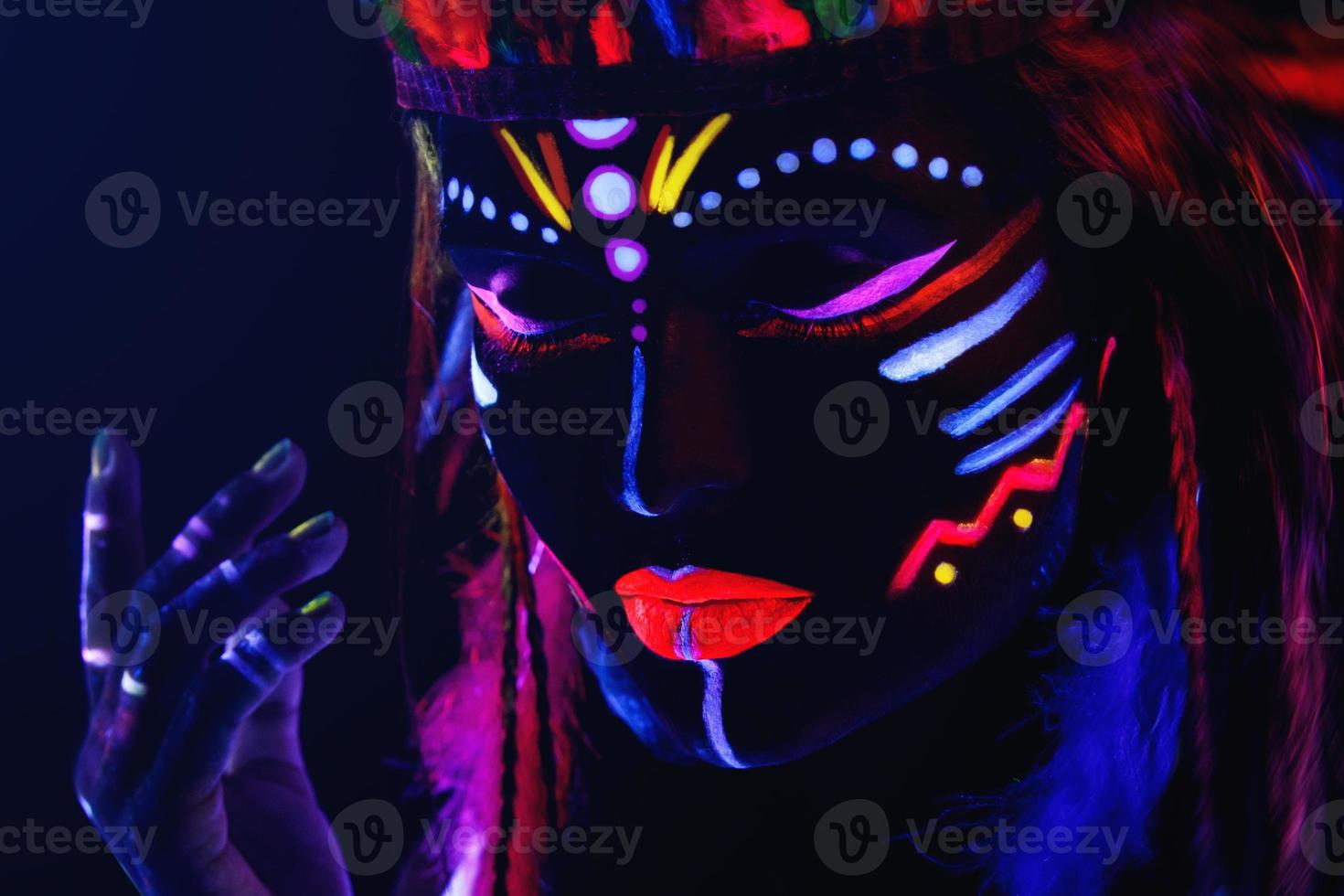 Femme Fantastique Noire Amérindienne Avec Un Maquillage Néon Fait De Peinture  Fluorescente à La Lumière Ultraviolette