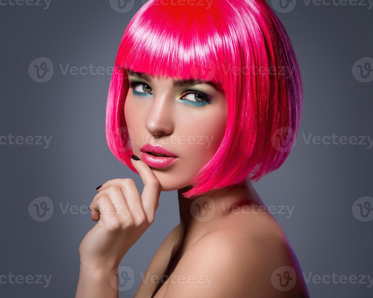 Portrait de jeune femme aux cheveux roses photo
