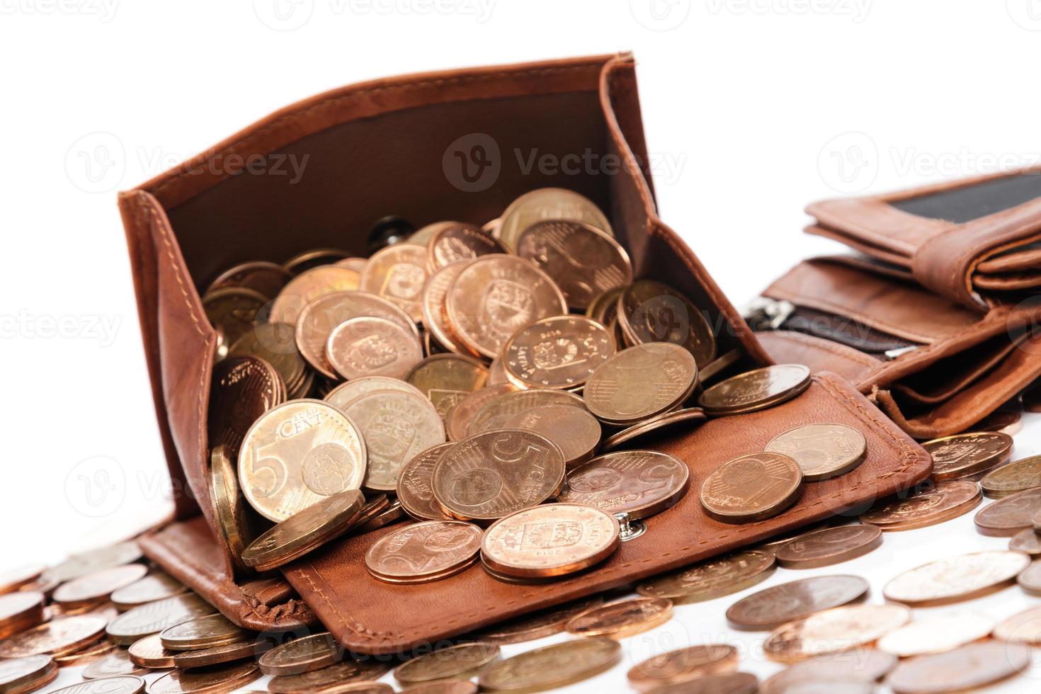 portefeuille en cuir avec beaucoup de pièces d'un centime d'euro photo