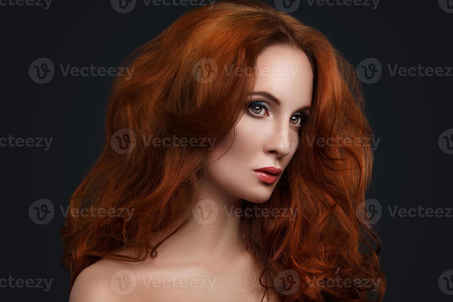 portrait de femme aux beaux cheveux rouges photo