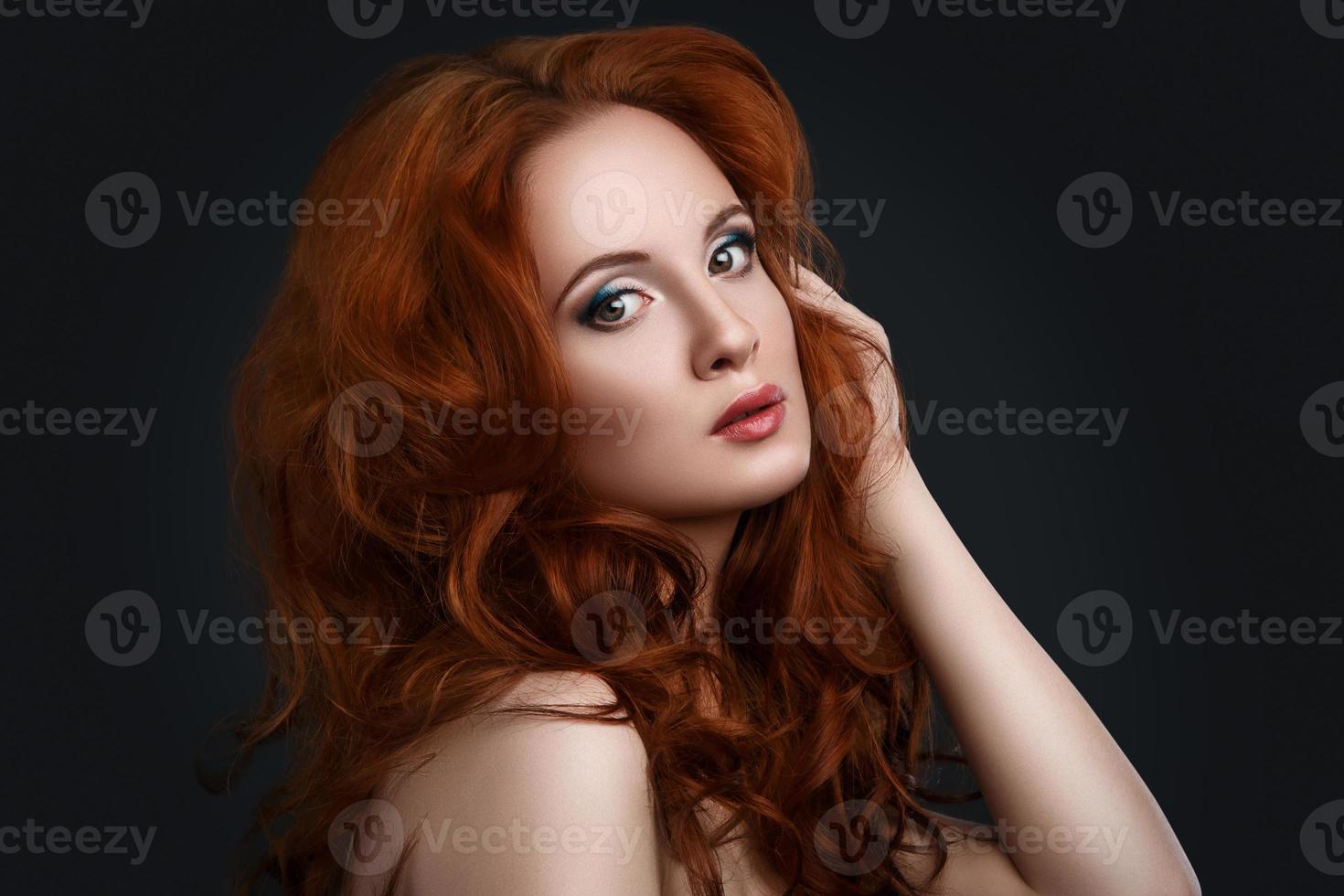 portrait de femme aux beaux cheveux rouges photo