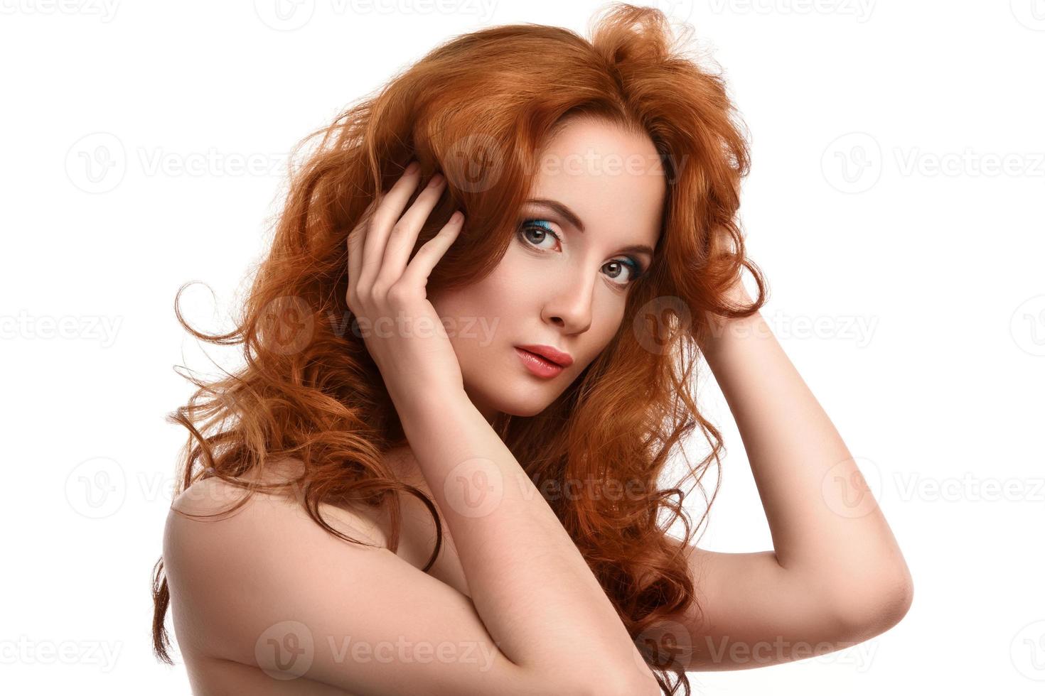 portrait de femme aux beaux cheveux rouges photo