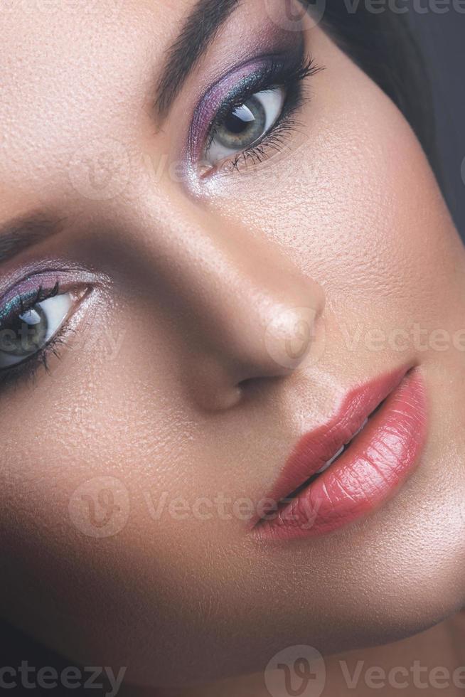 visage féminin avec de belles ombres à paupières photo