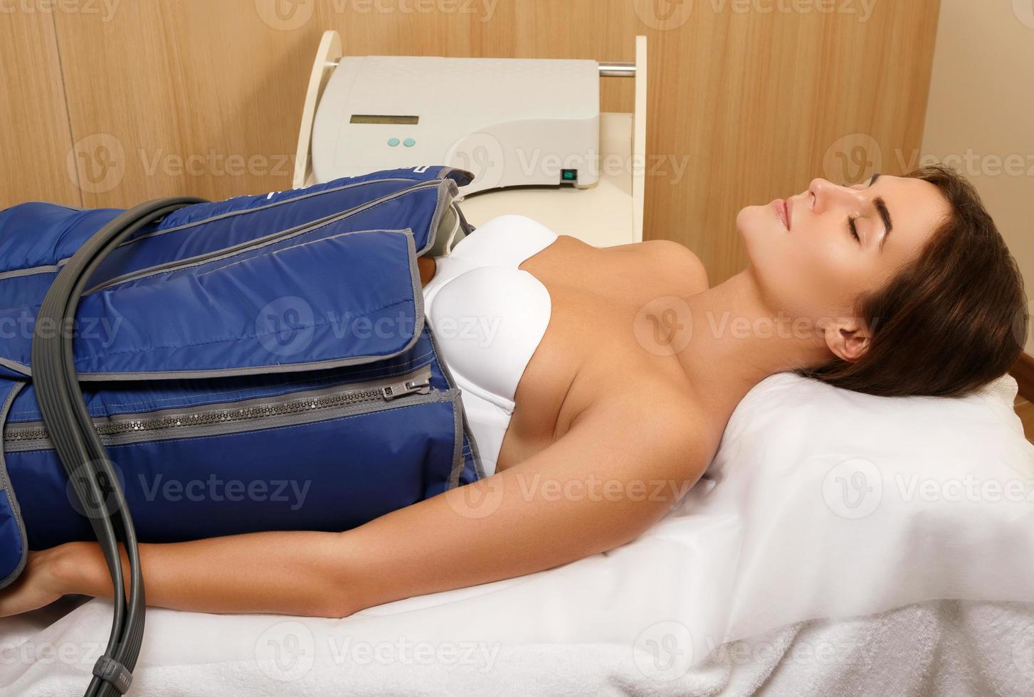 femme pendant le drainage lymphatique automatique en clinique photo