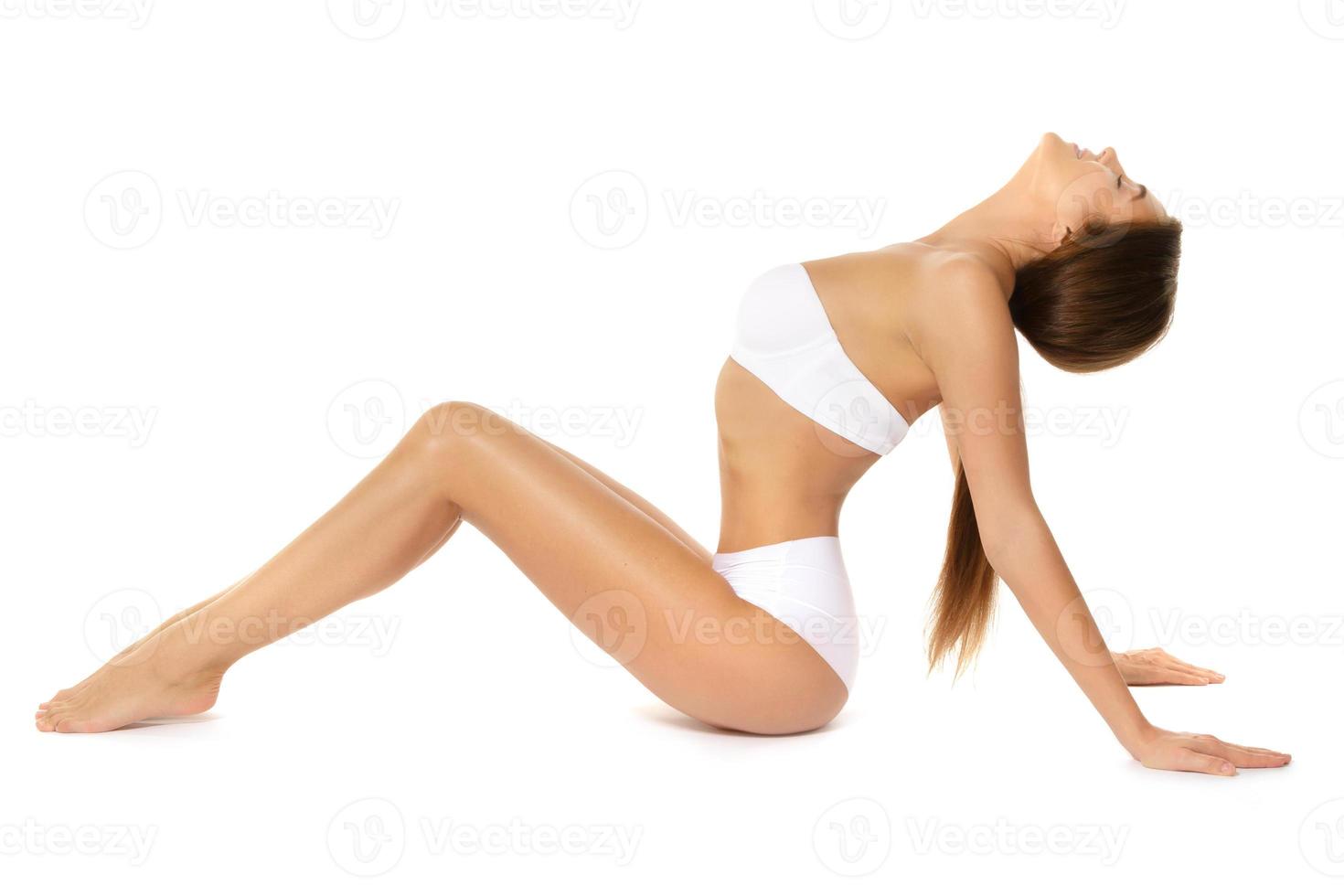 femme avec un beau corps isolé sur fond blanc photo