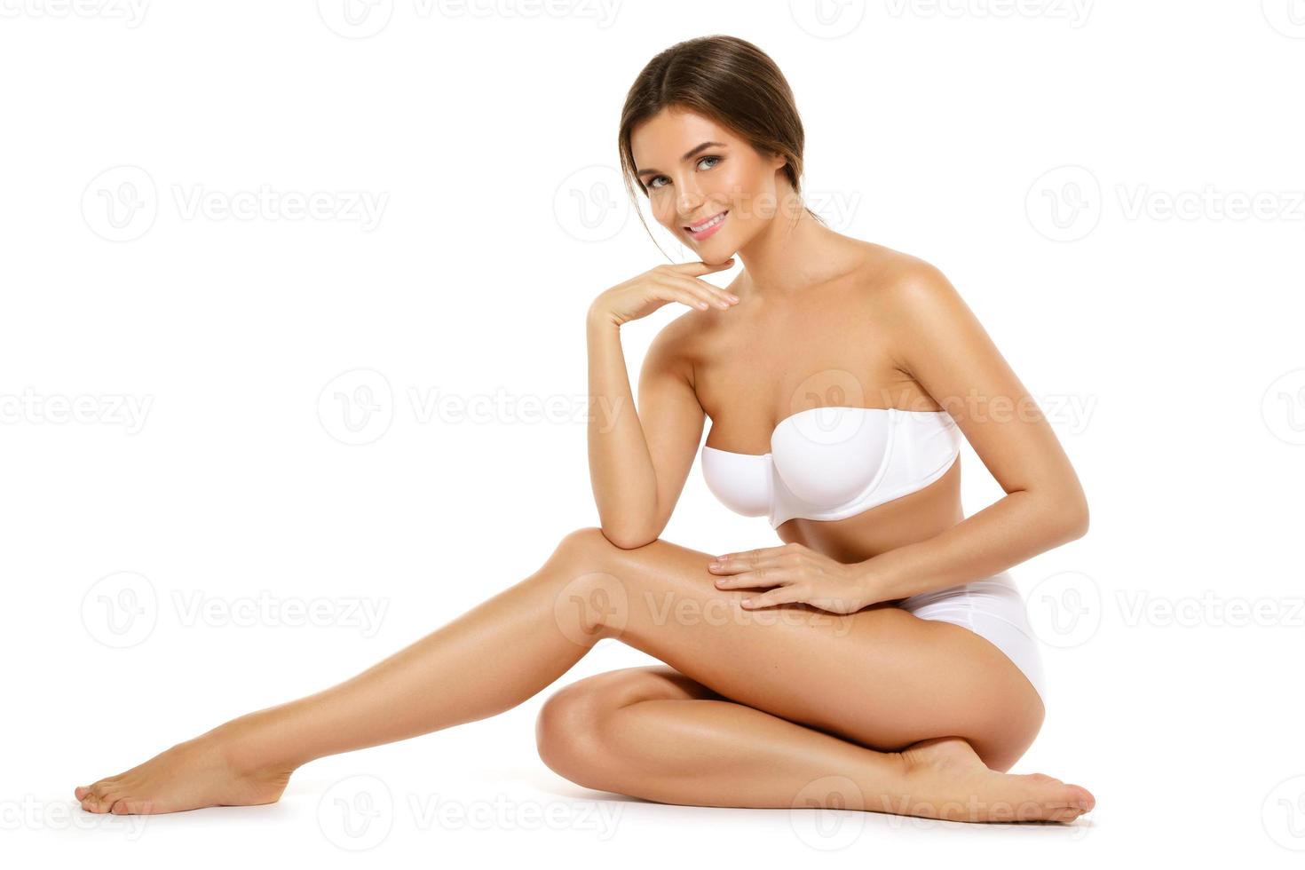 femme avec un beau corps isolé sur fond blanc photo