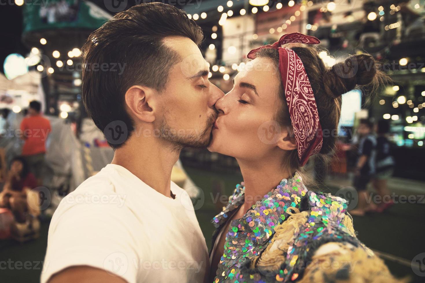 couple s'embrassant dans la rue du soir lors de leur premier rendez-vous photo