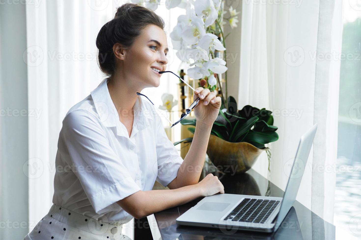 jeune et belle femme d'affaires portant une chemise blanche photo