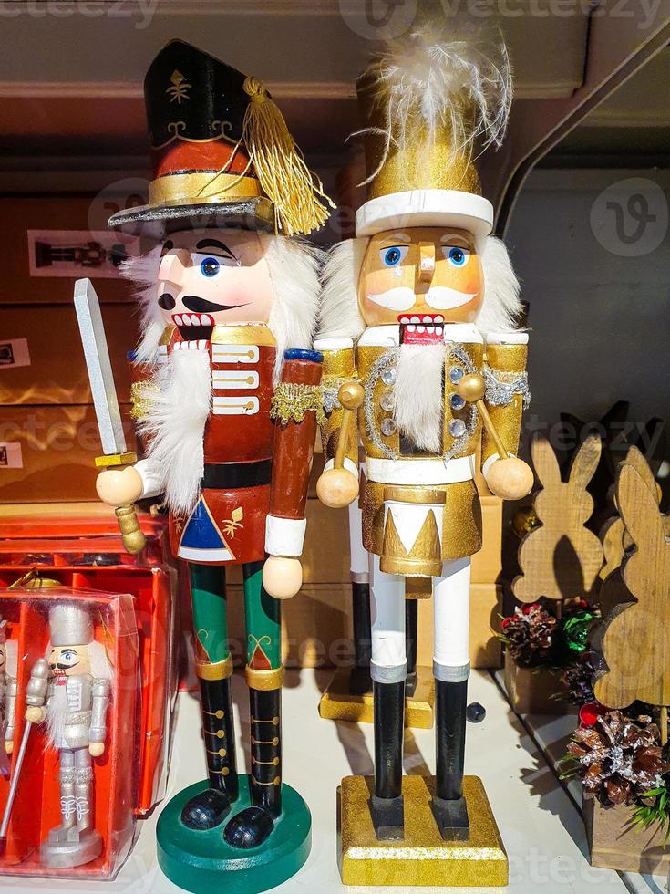 plusieurs jouets de soldats casse-noisette différents exposés dans un magasin, décoration de noël à vendre sur le marché bonne année photo