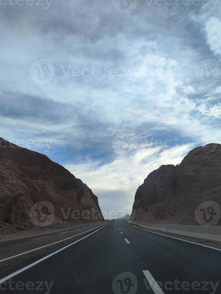 pleine lune sur l'autoroute vers les montagnes de sharm el sheikh photo