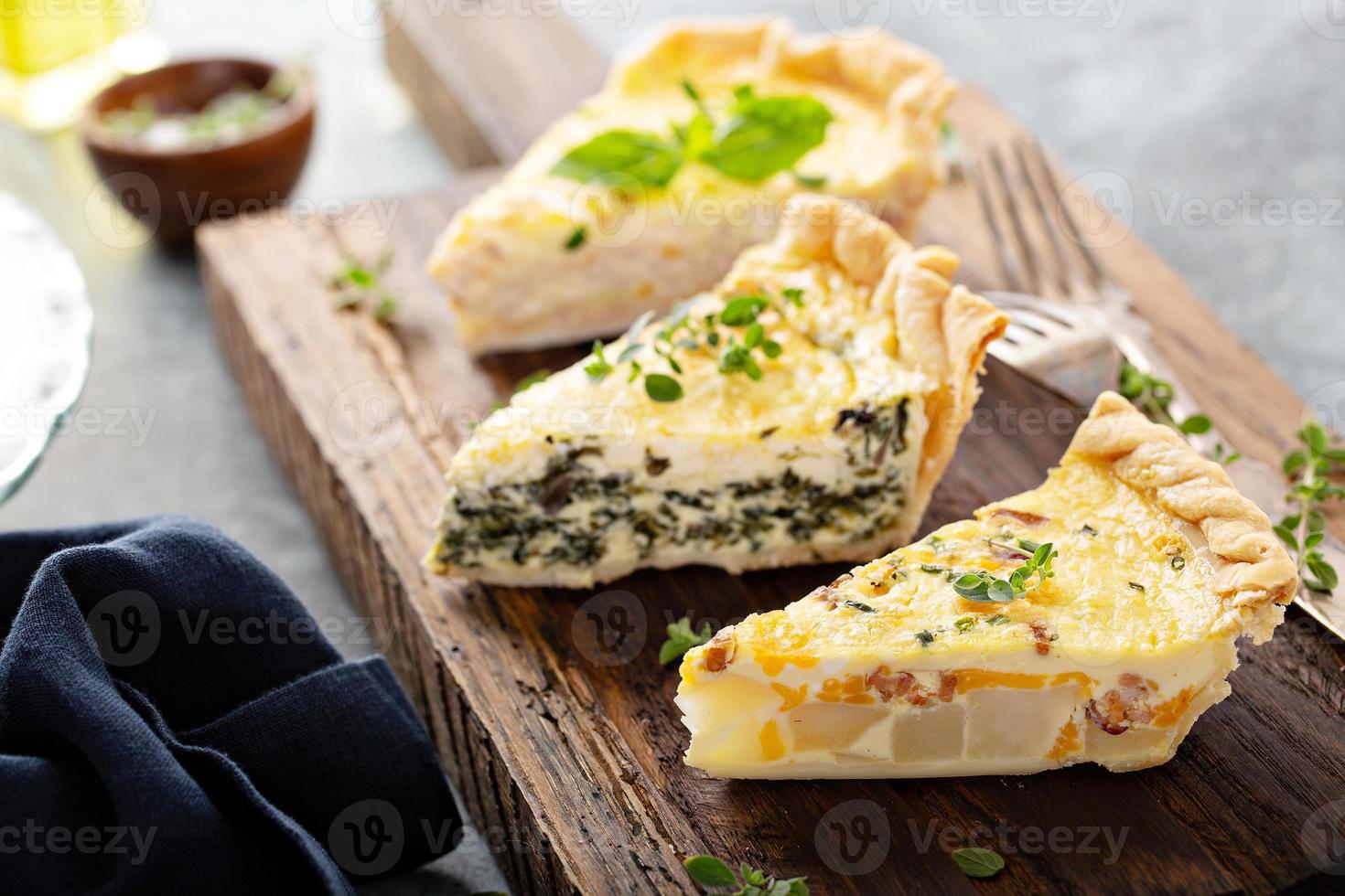 trois morceaux de quiche sur un plateau de service photo