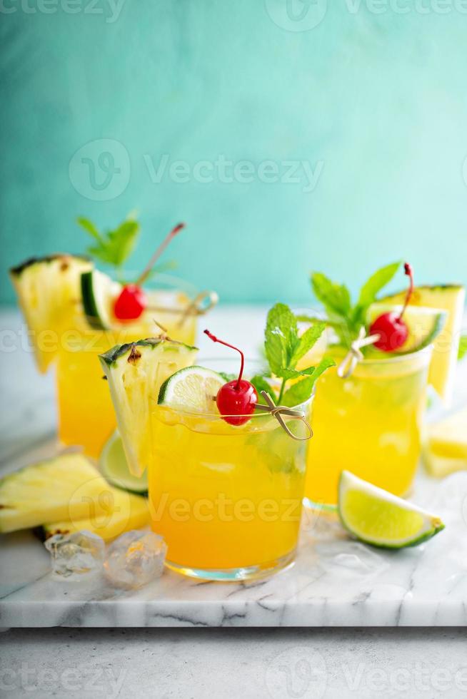 cocktail rafraîchissant de rhum d'ananas d'été photo