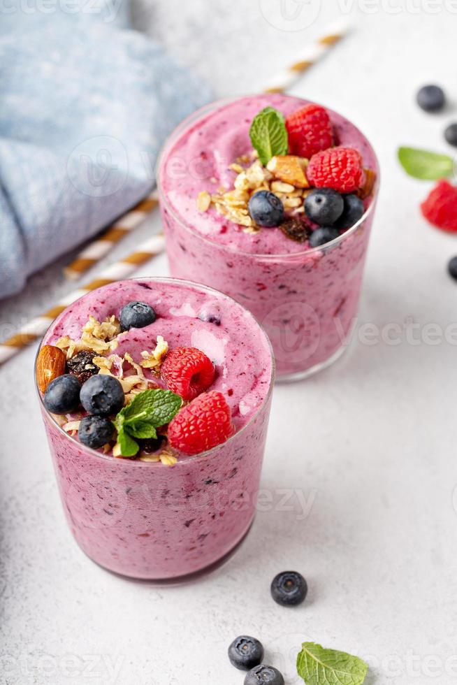 smoothie frais aux baies mélangées photo