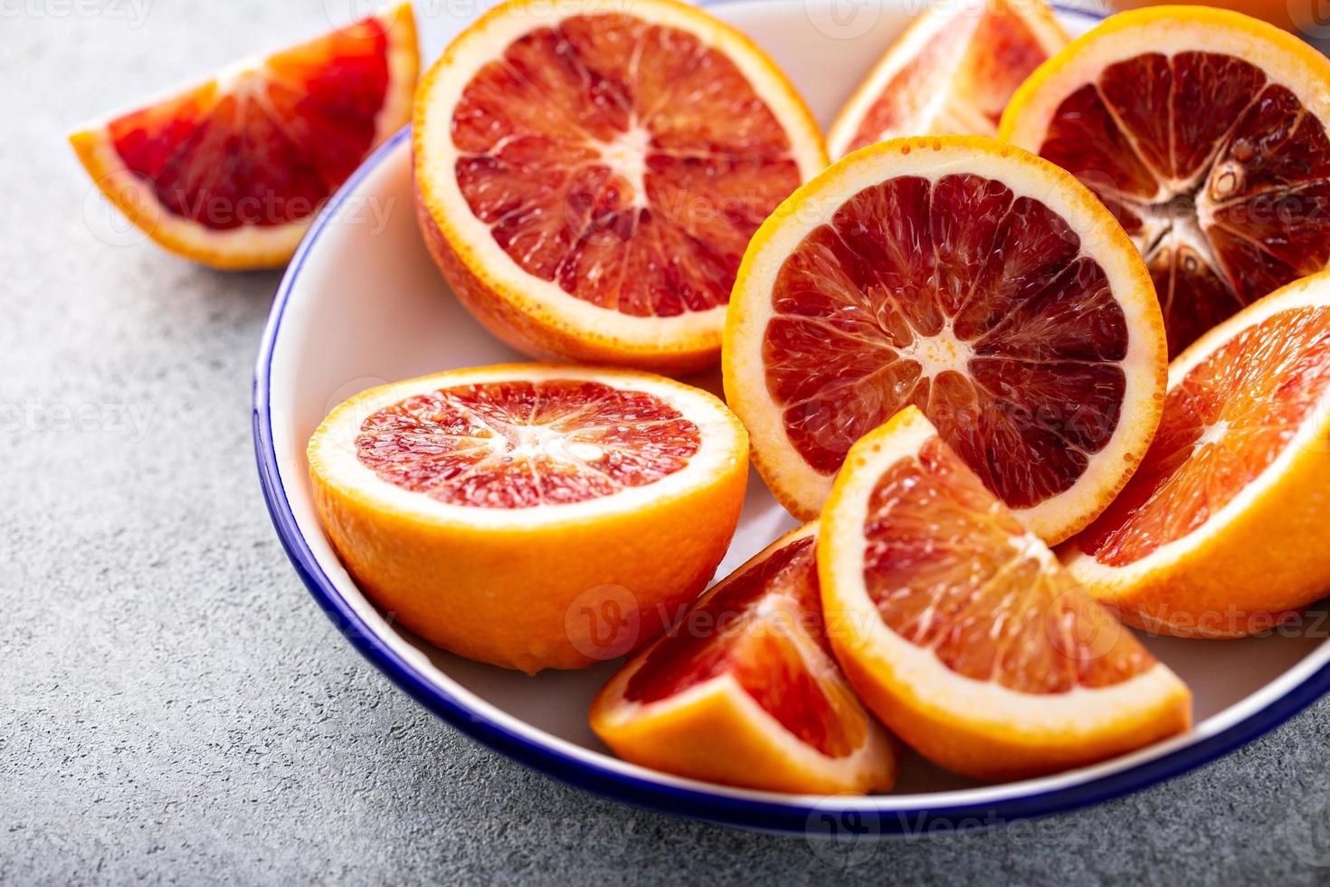 oranges sanguines coupées en deux photo