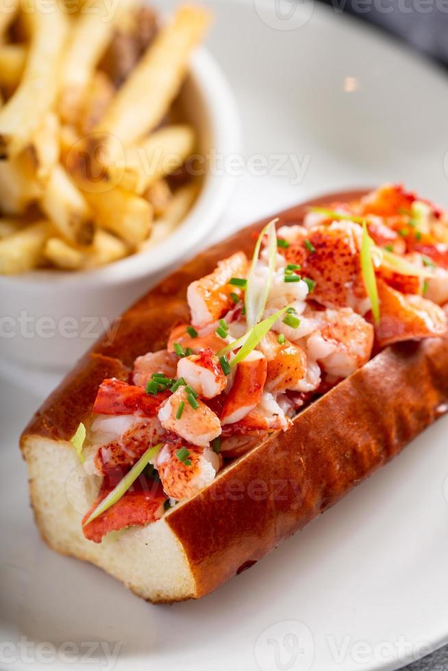 lobster roll avec frites pour le déjeuner ou le dîner photo