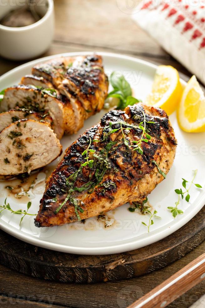 poitrine de poulet grillée balsamique sur une planche photo