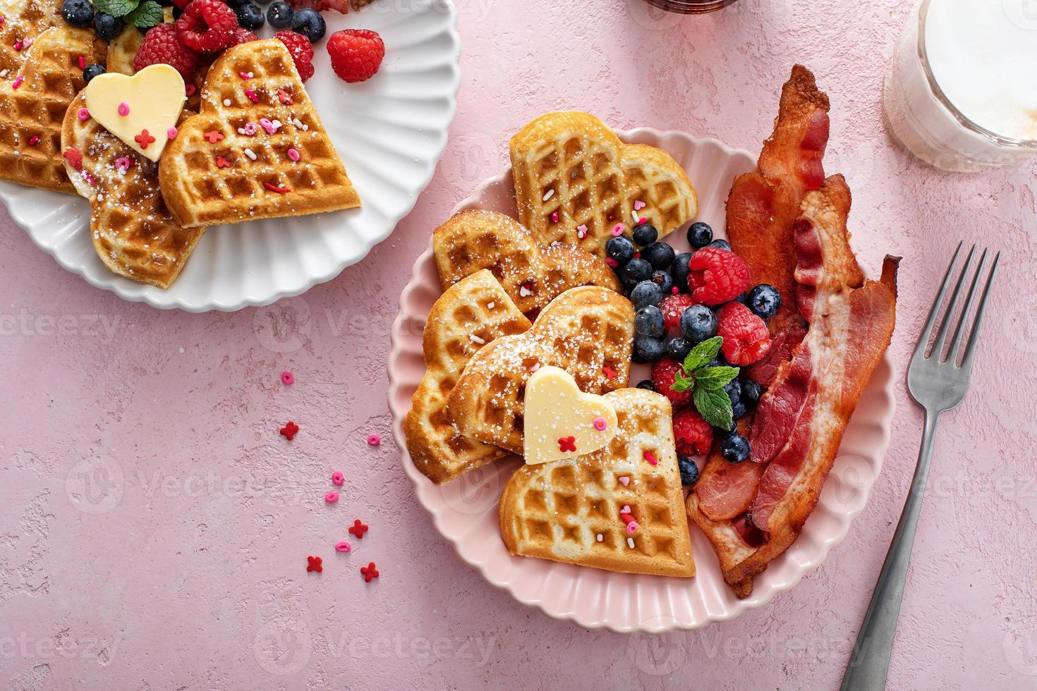 petit déjeuner saint valentin pour deux avec des gaufres en forme de coeur photo