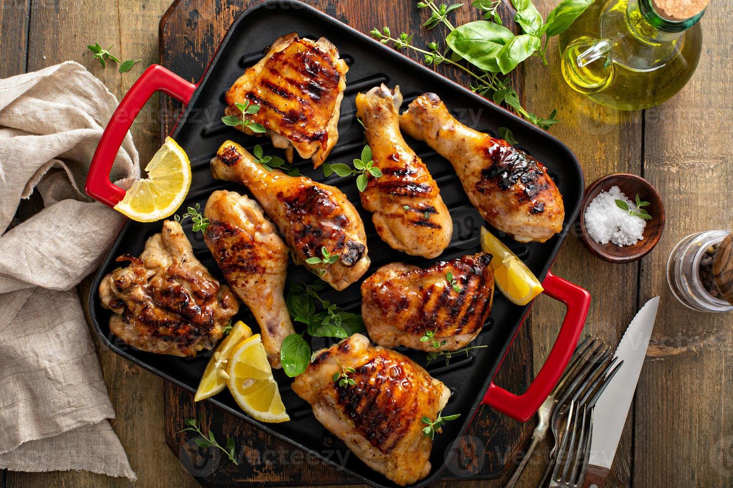 cuisses et pilons de poulet grillés avec glaçage au miel photo