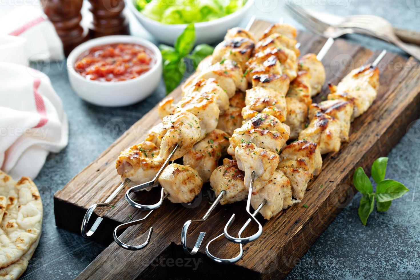 brochettes de poulet sur une planche photo