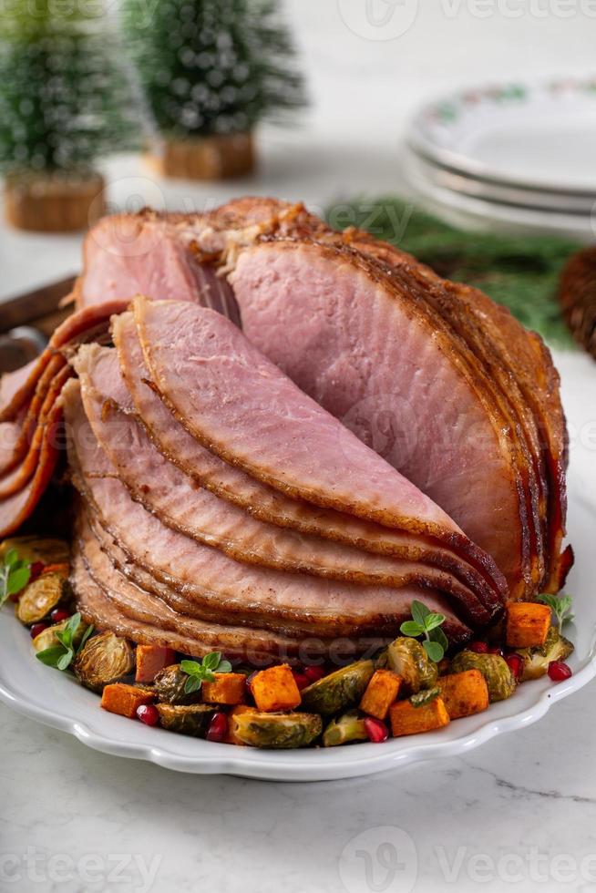 jambon en spirale de noël avec des légumes sur le côté photo