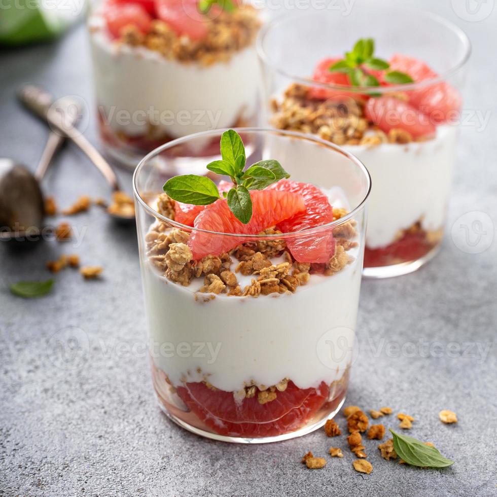 granola au pamplemousse et parfait au yogourt photo