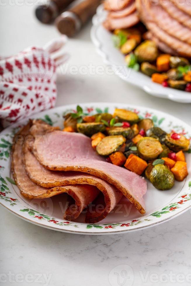 jambon en spirale de noël avec des légumes sur le côté photo