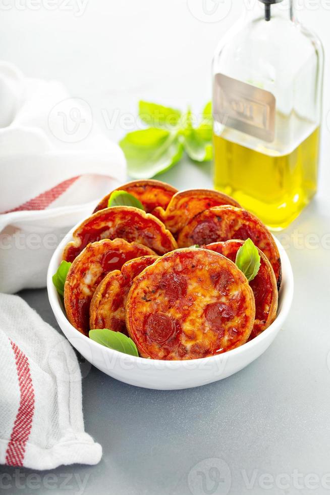 mini pizzas au pepperoni photo