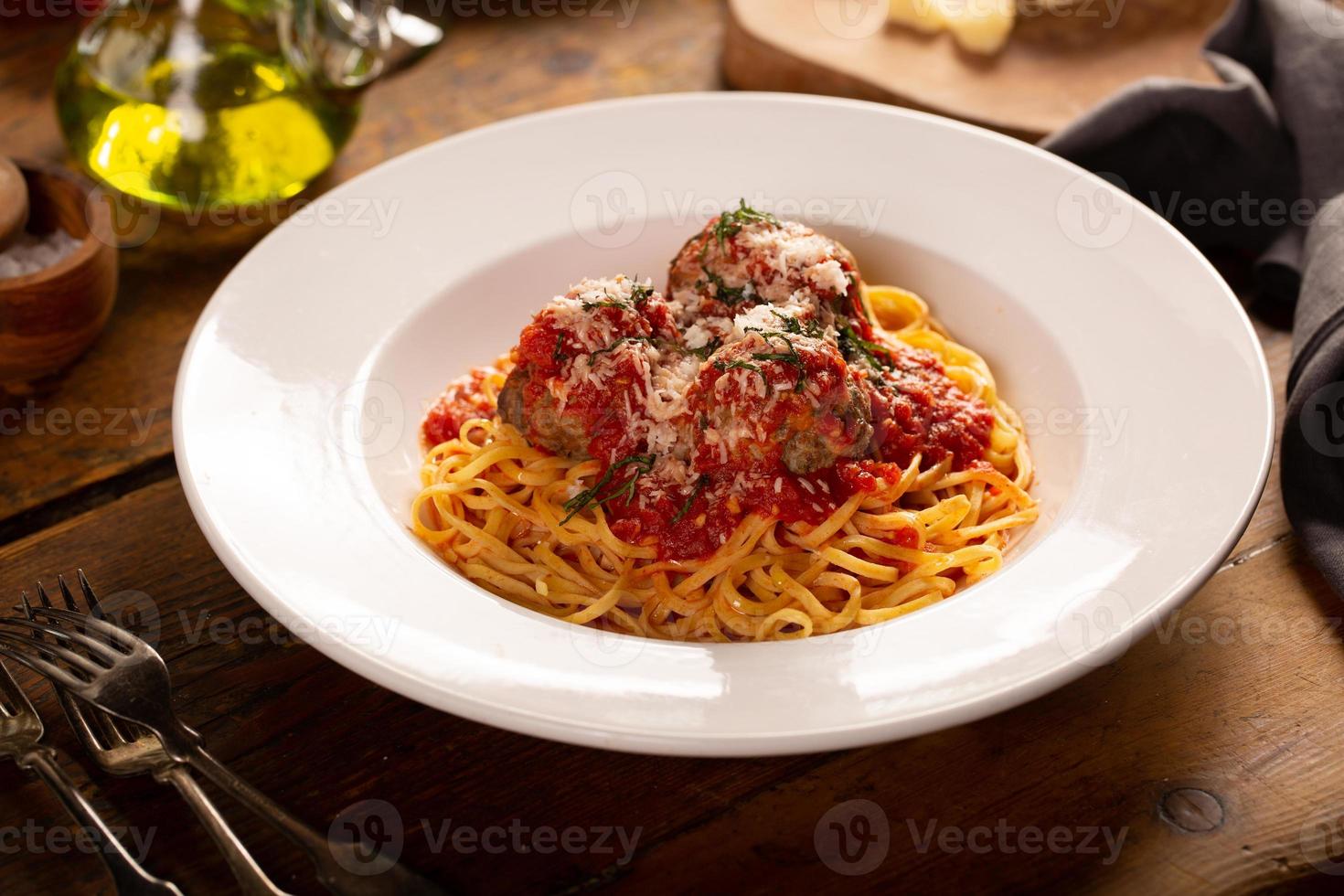 spaghetti aux boulettes de viande et sauce tomate sur une assiette photo