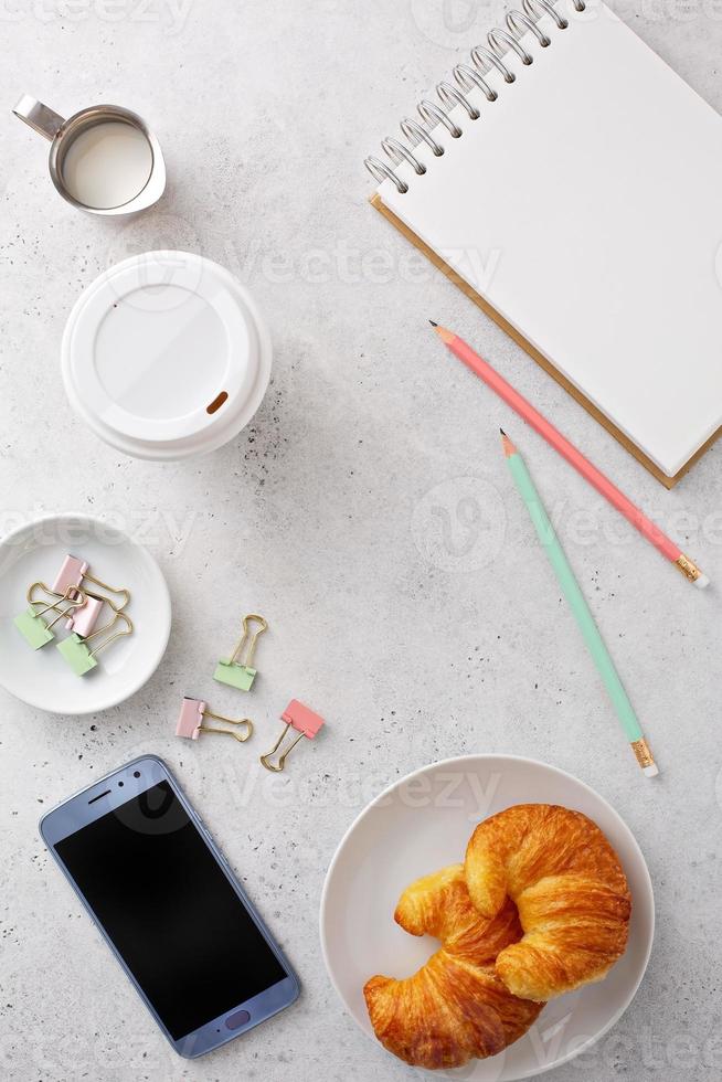 dessus de table léger et lumineux avec un smartphone photo