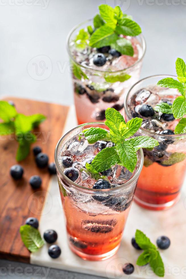 Mojito aux bleuets dans de grands verres à la menthe photo