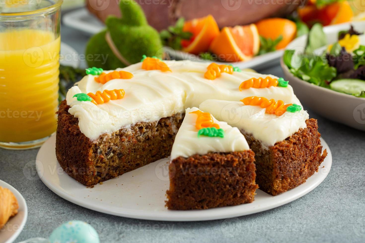 gâteau aux carottes traditionnel pour le brunch ou le dîner de pâques photo