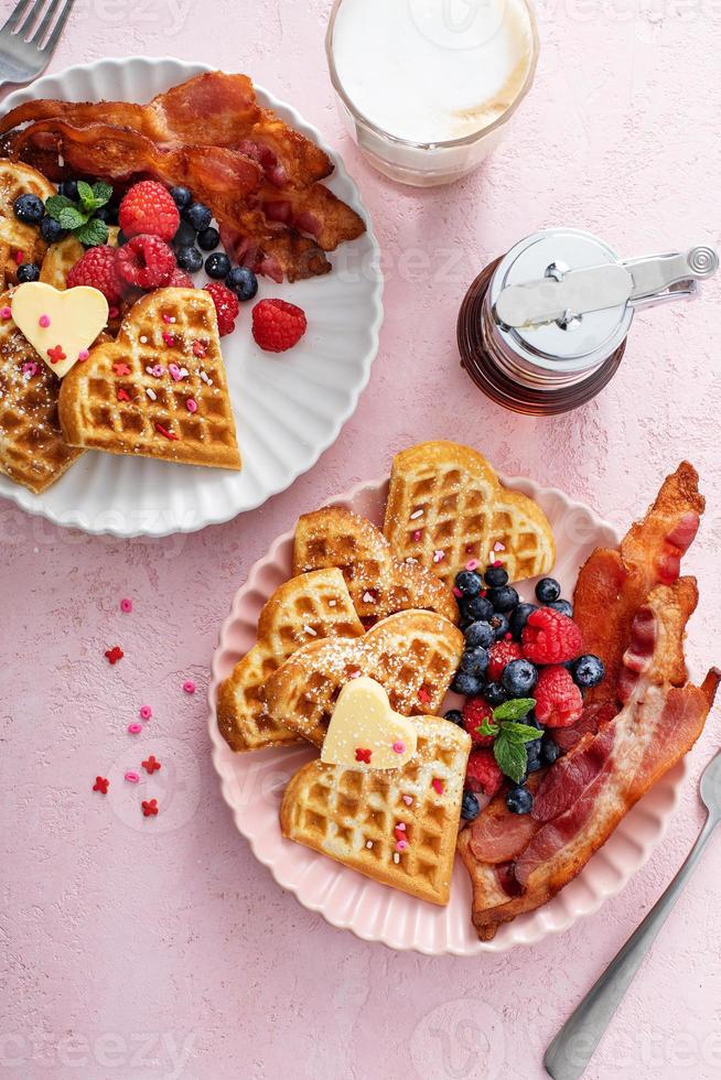 petit déjeuner saint valentin pour deux avec des gaufres en forme de coeur photo