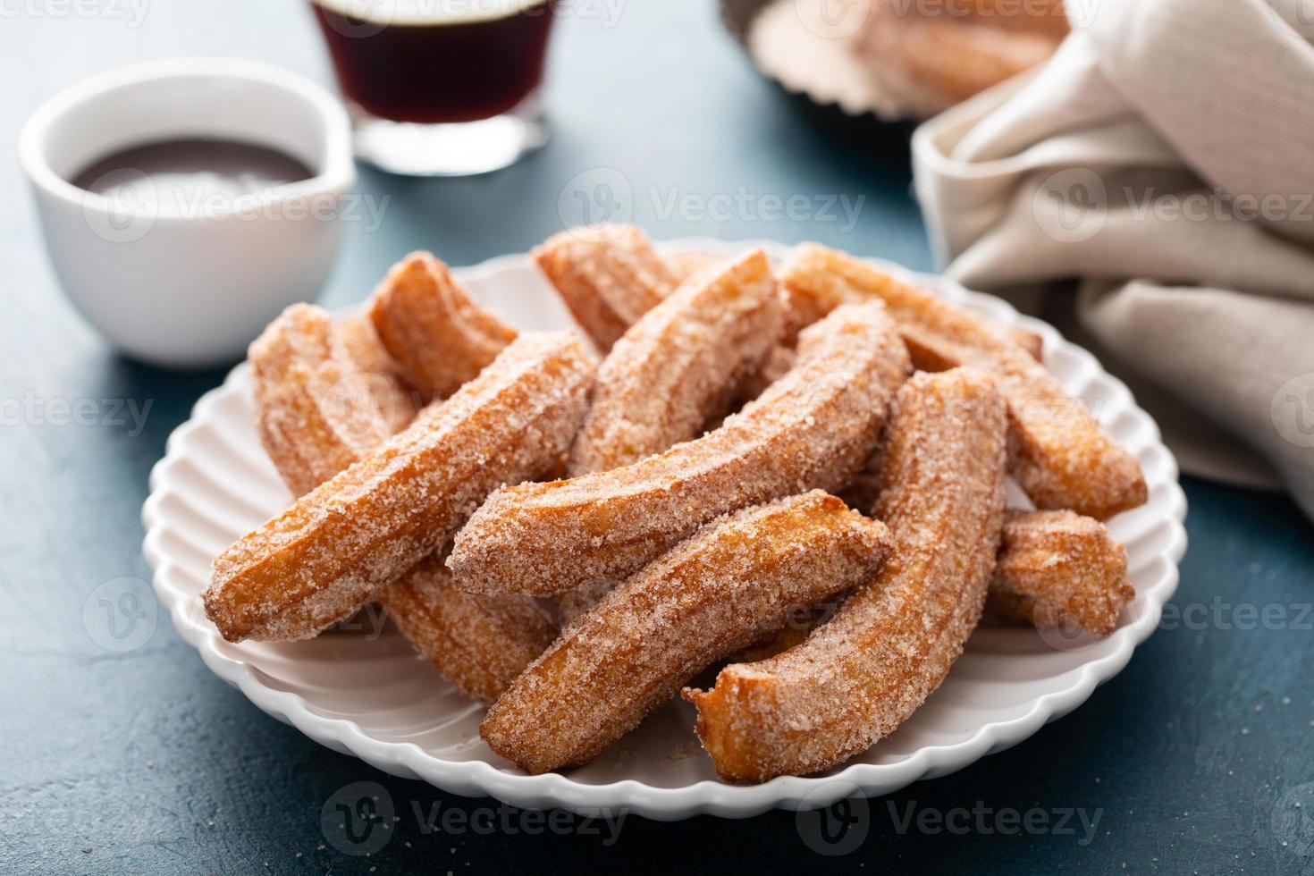 churros faits maison avec du sucre à la cannelle sur une assiette photo