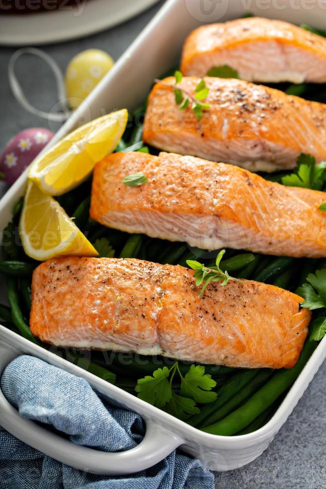 saumon et haricots verts pour pâques photo