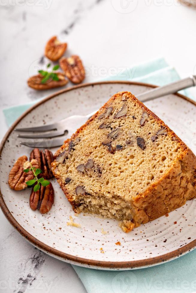 gâteau traditionnel aux noix de pécan et à la cassonade, moule à bundt photo