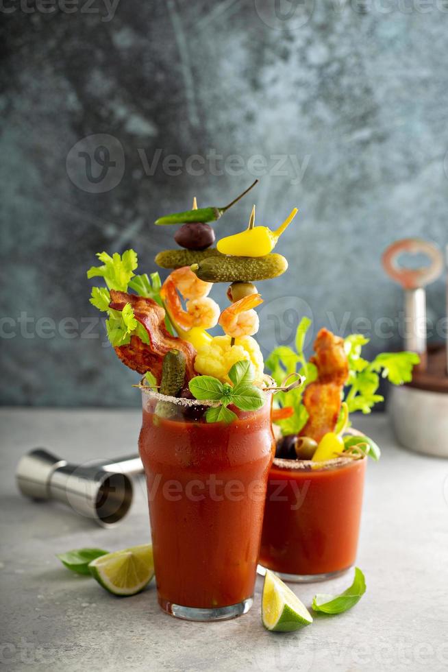 cocktail Bloody Mary garni de diverses garnitures photo