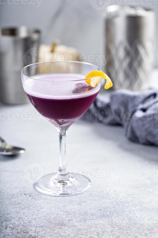 cocktail gin sour violet d'automne, pluie violette ou violette photo