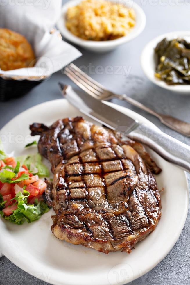 steak grillé du sud avec accompagnements photo