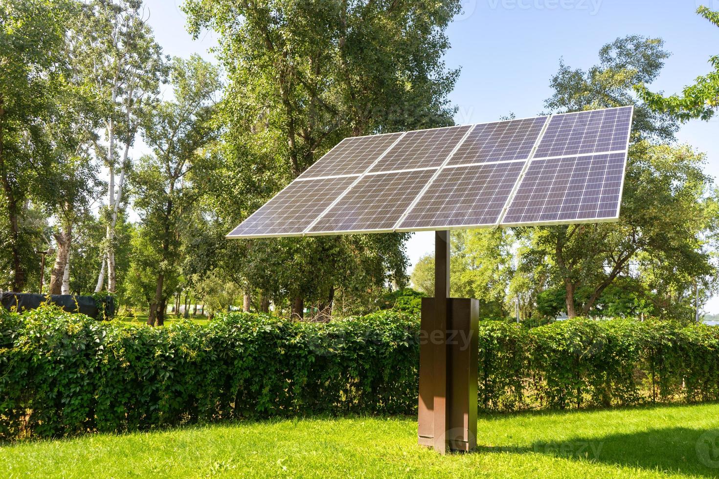 panneaux solaires dans un parc public, concept d'énergie écologique, verte et renouvelable photo
