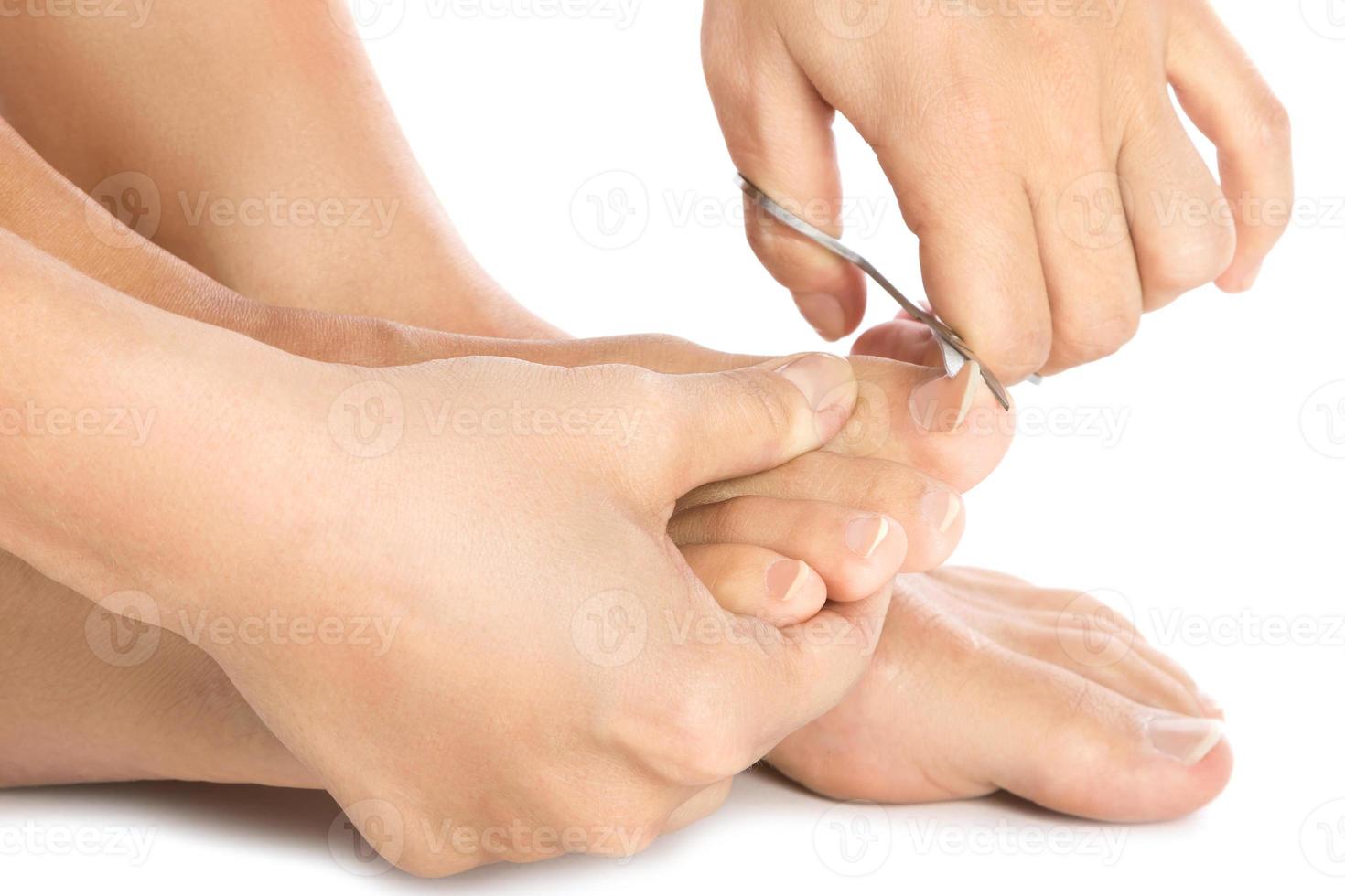 Libre de pieds féminins et ciseaux à ongles photo