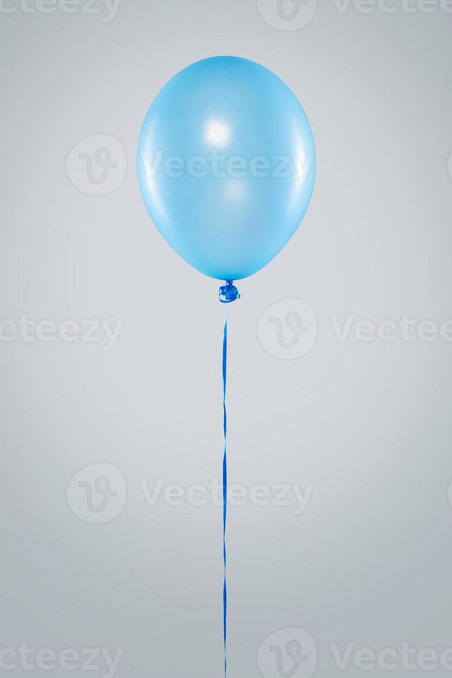 Un ballon bleu isolé sur fond gris photo