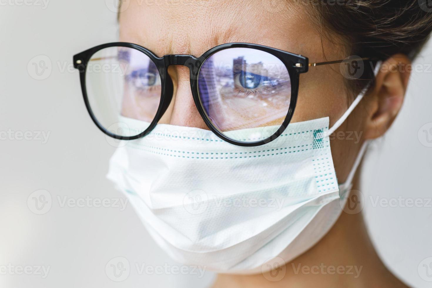 femme portant un masque facial en raison de la qualité de l'air ou d'une épidémie de virus photo