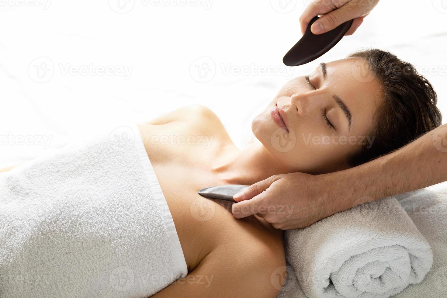 femme pendant le massage traditionnel chinois - gua sha photo