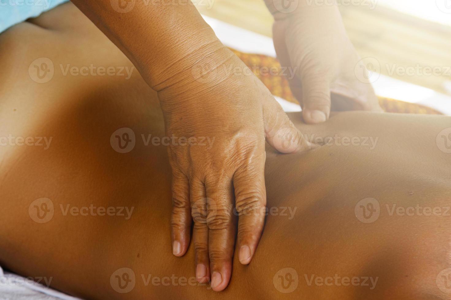 jeune femme caucasienne pendant le massage thaï traditionnel photo