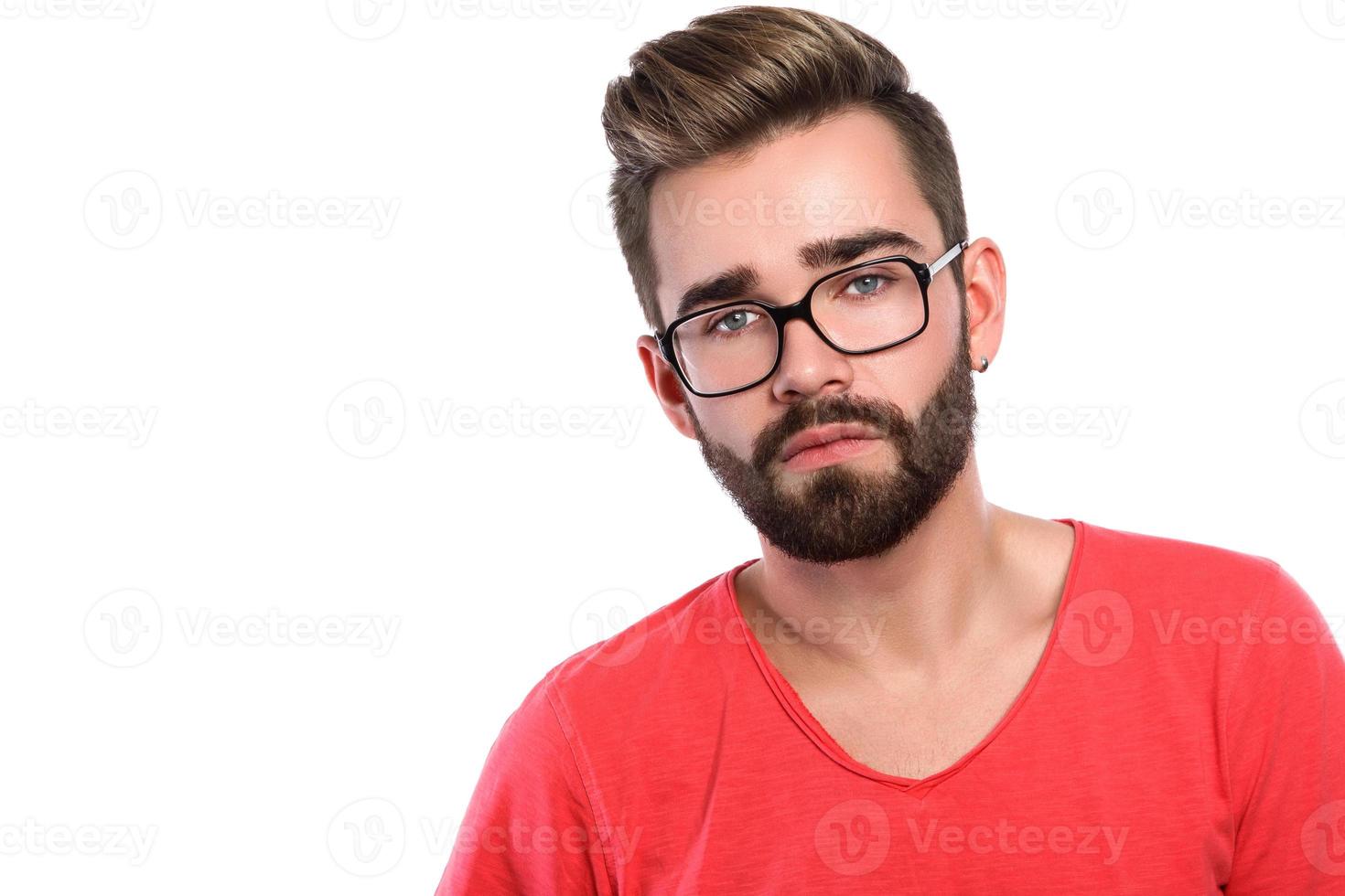 Bel homme barbu à lunettes sur fond blanc photo