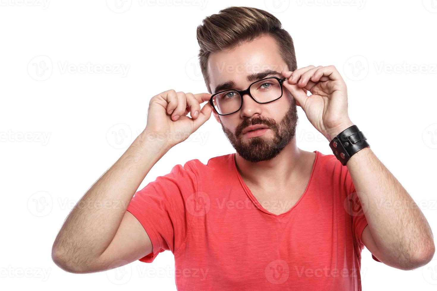 Bel homme barbu à lunettes sur fond blanc photo