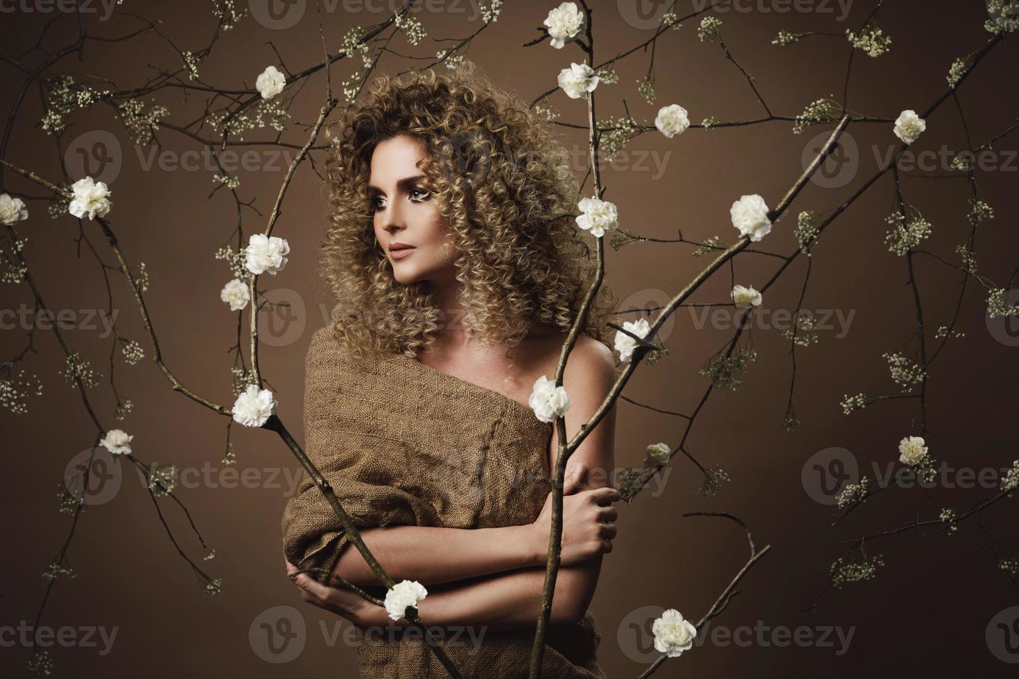 portrait d'une jolie jeune femme avec une coiffure afro et un beau maquillage photo